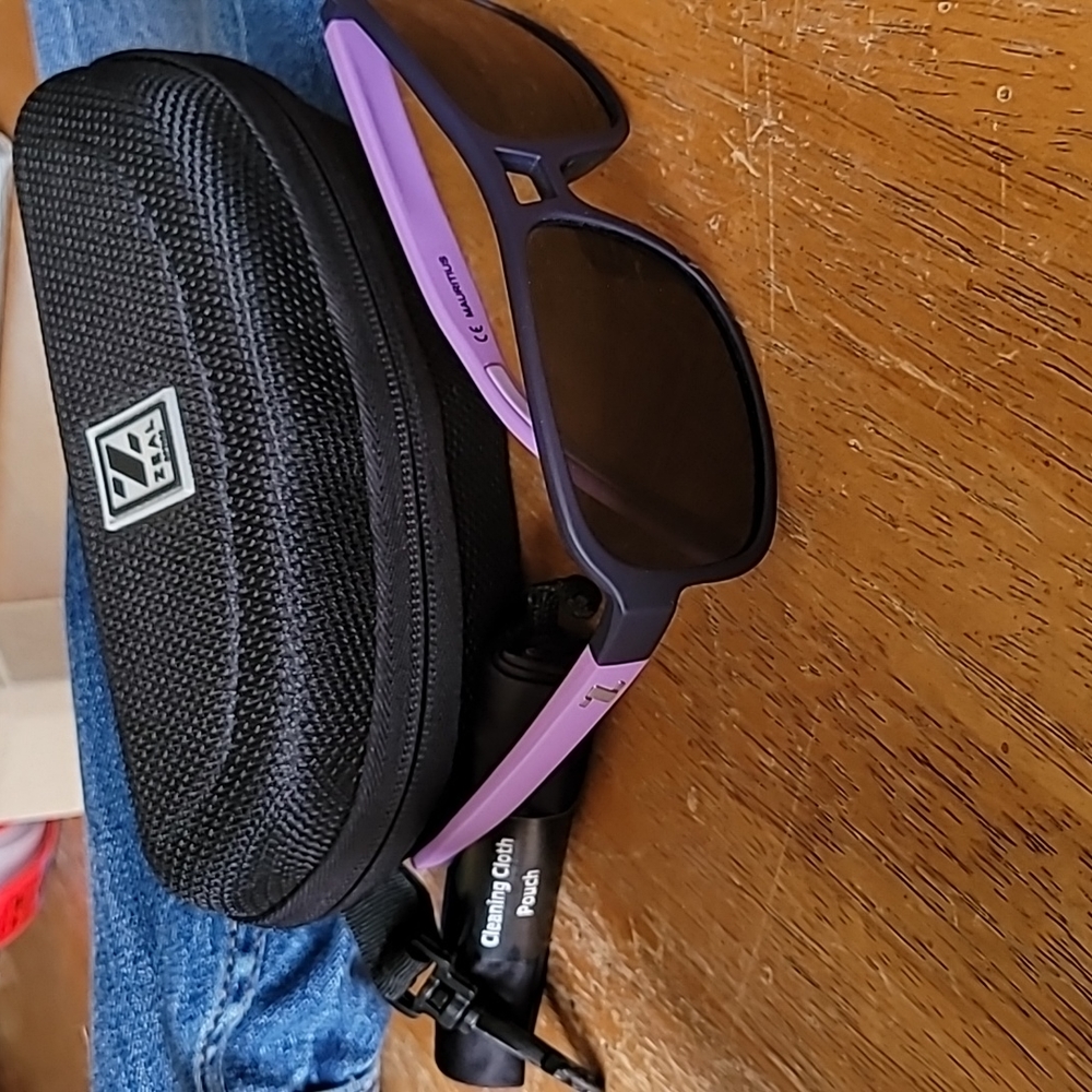 Zeal polarized sunglasses unisex style dark and light purple 💜 w/case and pouch